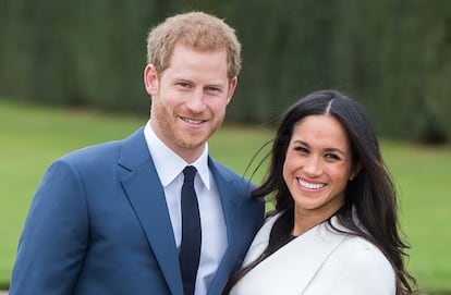 El príncipe Enrique y Meghan Markle posan juntos al anunciar su compromiso el pasado lunes.