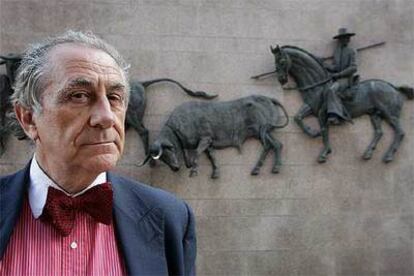 Inocencio Arias, fotografiado ante la plaza de toros de Las Ventas, en Madrid.