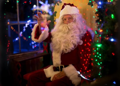 Papá Noel al lado de una ventana