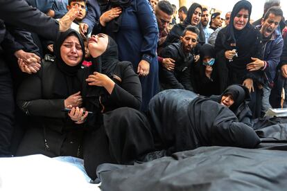 Entierro este miércoles en Jan Yunis de víctimas de bombardeos israelíes en Palestina. 