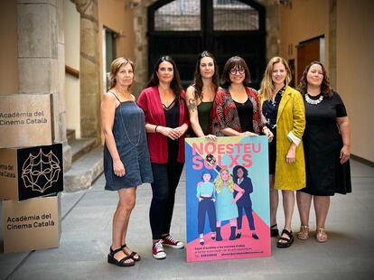 Judith Colell, directora de la Academia del Cine Catalán (cuarta por la izquierda), acompañada por las integrantes del Servicio de atención en los abusos en el sector audiovisual y las artes escénicas