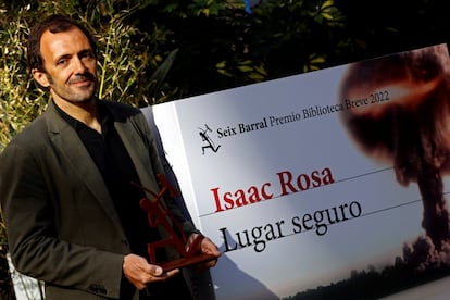 
El escritor Isaac Rosa ha ganado este lunes el 64º Premio Biblioteca Breve, con su obra Lugar seguro, una novela picaresca del siglo XXI, que pretende ser “una mirada al futuro próximo, pero huyendo del habitual acercamiento distópico”.