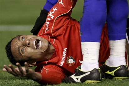 Roversio se duele sobre el césped tras romperse la rodilla en 2008.