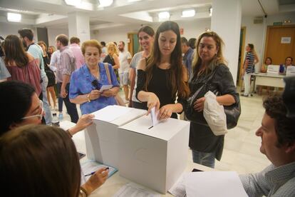 Una afiliada deposita su voto en la sede del PP de Andalucía.