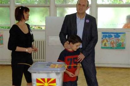 En la imagen, el actual primer ministro macedonio, Vlado Buckovski, al acudir a votar junto a su familia.