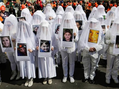 Manifestantes en Nueva York recordando a los fallecidos en Sandy Hook