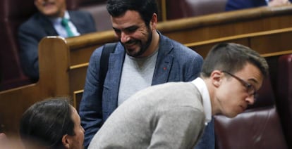 Garzón, con Iglesias y Errejón en el Congreso.