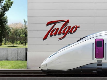 Tren de alta velocidad ante la factor&iacute;a de Talgo en Las Rozas (Madrid).