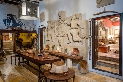 Los Guth compraron varias casas tradiciones en Úbeda que se dedicaron a recuperar. En la imagen, comedor del Palacio de los Medinilla, con una de sus famosas mesas de madera tropical de una sola pieza. | 