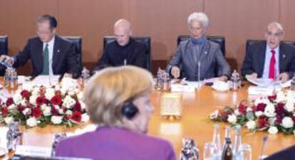 La canciller alemana Ángela Merkel (primer plano), se reúne con la directora del Fondo Monetario Internacional (FMI), Christine Lagarde (2-d), el presidente del Banco Mundial, Jim Yong Kim (i), el director general de la Organización Mundial del Comercio (OMC), Pascal Lamy, y el secretario general de la Organización para la Cooperación y Desarrollo Económico (OCDE), Angel Gurria, en Berlín, Alemania hoy.
