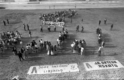 Concentración de Gesto por la Paz en la playa de Zarautz en enero de 1995 para pedir la liberación de José Antonio Ortega Lara. Varios miembros de Jarrai intentaron boicotear el acto.