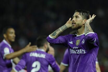 Sergio Ramos, celebra su gol, segundo del equipo, y hace un gesto hacia la grada.