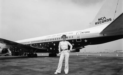 Elton John, ante el avión que alquiló para una gira por EE UU entre 1973 y 1976.