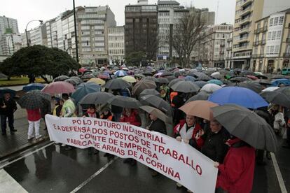Varias personas sostienen una pancarta durante la concentración llevada a cabo este mediodía ante la Delegación del Gobierno en Galicia en A Coruña