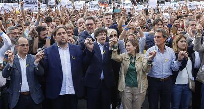 (i-d) Jordi Turull, Oriol Junqueras, Carles Puigdemont, Carme Forcadell, Artur Mas y Marta Pascal, participan en una manifestación en protesta por el encarcelamiento de "Los Jordis", Jordi Sánchez, de ANC, y Jordi Cuixart, de Òmnium Cultural, en octubre de 2017.