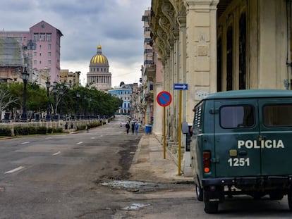 Un vehículo policial en la calle El Paseo del Prado de La Habana. Las autoridades prohibieron la manifestación del 15 de noviembre.