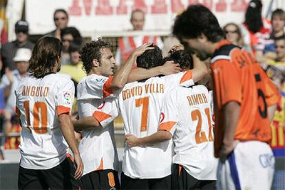 Los jugadores del Valencia celebran el gol de Pablo Aimar frente al Alavés, esta tarde en Mestalla.