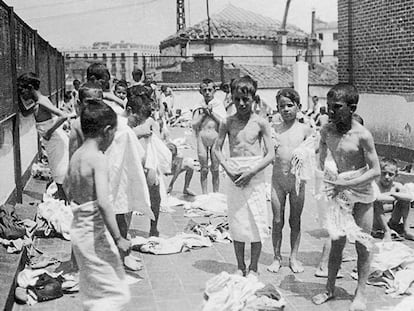 Baños de sol en la azotea del Grupo Escolar Cervantes, hacia 1933.