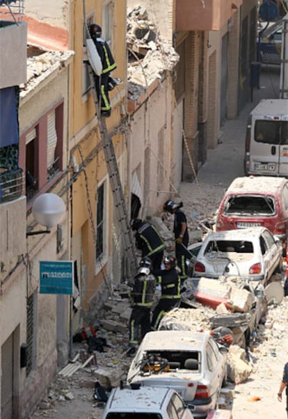 Los bomberos buscan entre los escombros de la casa derrumbada en Alicante por si queda alguna personas atrapada.