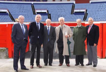 Julio Aparicio, Javier Aresti, Leopoldo Sánchez, El Viti, Diego Puerta y Paco Camino, de izquierda a derecha, ayer en la plaza de toros de Vista Alegre, antes del almuerzo para celebrar el primer centenario del Cocherito.