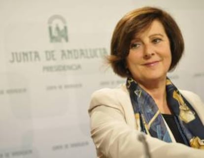 La consejera de Igualdad, Salud y Bienestar Social, María José Sánchez, durante su comparecencia ante los medios de comunicación tras el Consejo de Gobierno que ha aprobado hoy las ayudas sociales de carácter extraordinario para las personas beneficiarias de las pensiones no contributivas y asistenciales en Andalucía, que se incrementarán en un 2 % y se percibirán a partir del 1 de enero.