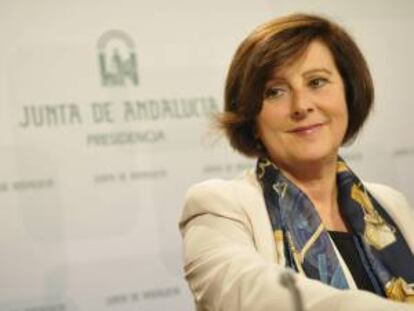 La consejera de Igualdad, Salud y Bienestar Social, María José Sánchez, durante su comparecencia ante los medios de comunicación tras el Consejo de Gobierno que ha aprobado hoy las ayudas sociales de carácter extraordinario para las personas beneficiarias de las pensiones no contributivas y asistenciales en Andalucía, que se incrementarán en un 2 % y se percibirán a partir del 1 de enero.