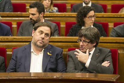 Oriol Junqueras y Carles Puigdemont, en el parlament.