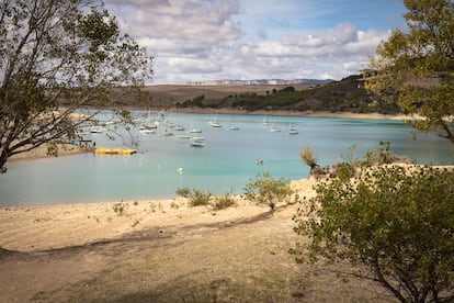 En el embalse de Alloz, entre los valles de Guesálaz y Yerri, se practica windsurf y se nada en las aguas procedentes del río Salado.