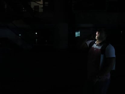 Un hombre habla a través de su teléfono móvil en Caracas (Venezuela).