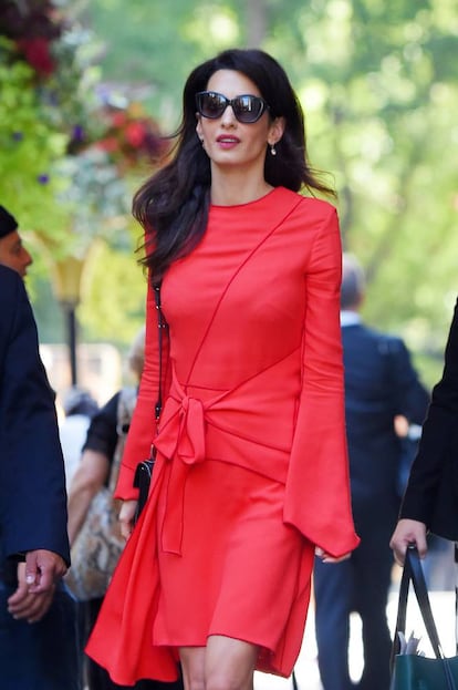 El 22 de septiembre, Amal Clooney acudió a un evento de filantropía al Upper East Side luciendo un vestido rojo de la marca neoyorquina Proenza Schouler (690 euros) y unas gafas de sol de la firma Elizabeth & James (220 euros).