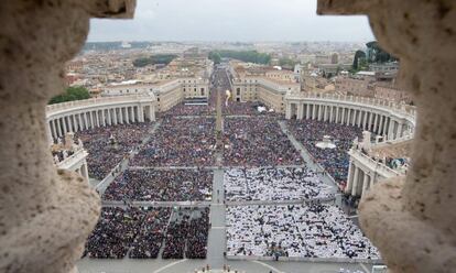 Vista general de la Plaza de San Pedro durante la histórica ceremonia de canonización de doble pontífices anteriores Papa Juan Pablo II y el Papa Pablo XXII en una misa al aire libre en el ciudad del Vaticano