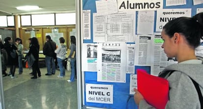 Tabl&oacute;n de anuncios de la Escuela Oficial de Idiomas de Madrid en el que se reclamaba el nivel C.