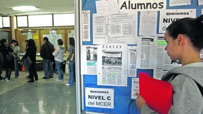 Tablón de anuncios de la Escuela Oficial de Idiomas de Madrid en el que se reclamaba el nivel C.