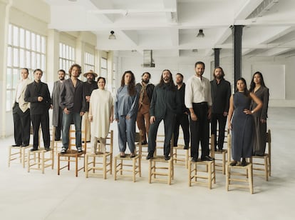 De izquierda a derecha, los artistas que crean 'Sosegá': Antonio Cortés, Arcángel, Dani de Morón, Kiki Morente, David de Jacoba, Carmen Linares, Sandra Carrasco, Ané Carrasco, José Maya, Saúl Quirós, Diego del Morao, Juan Carmona, Gema Carrasco y Samara Carrasco.