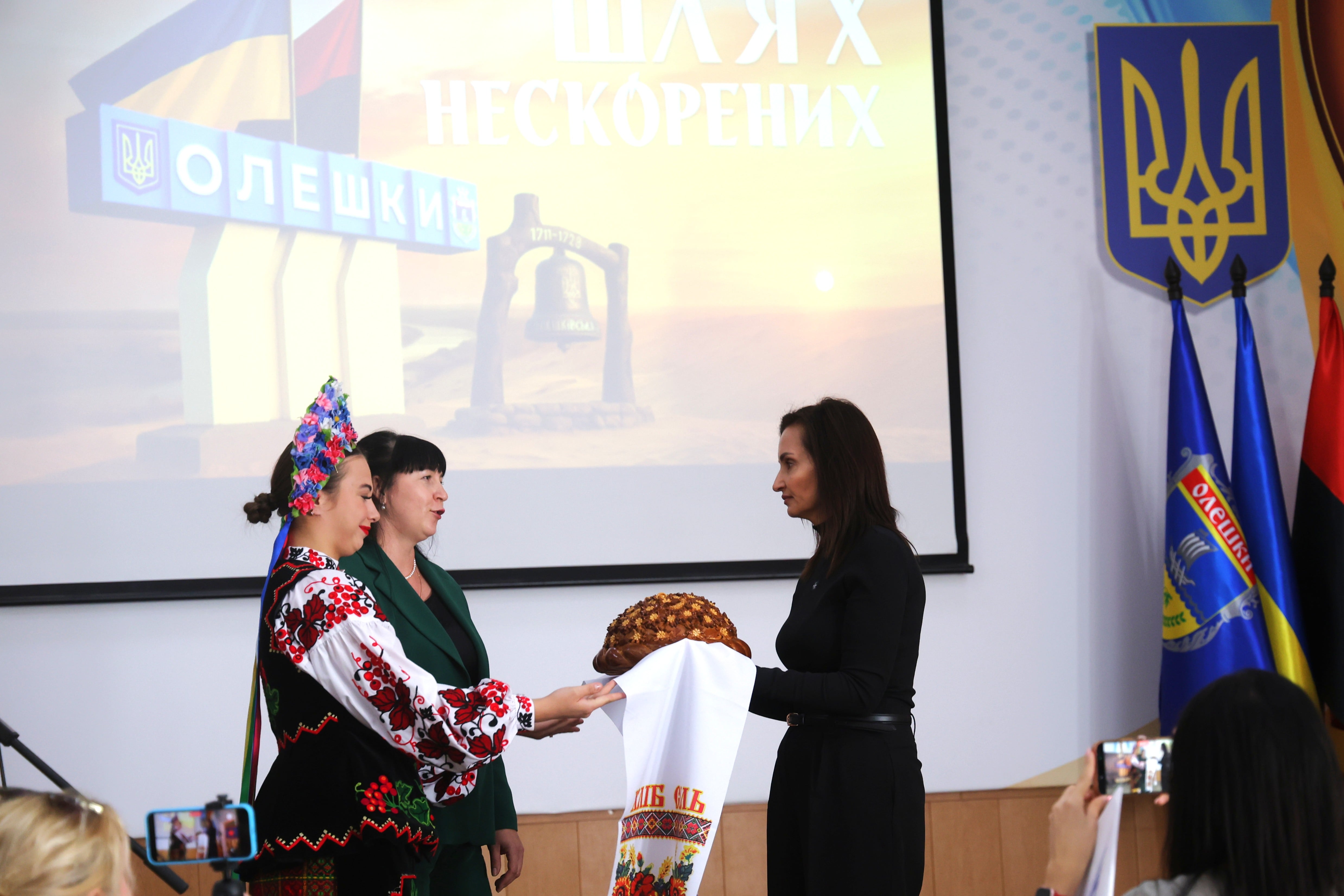 Tetiana Hasanenko (derecha), jefa de la administración militar de Oleshki, durante el festival en honor a esa ciudad celebrado el 3 de octubre en Umán (Ucrania).