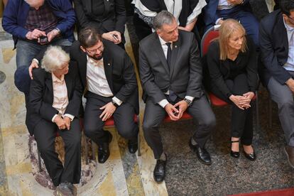 Lucía Topolansky, viuda del expresidente uruguayo José Mujica, sentada junto al presidente de Chile, Gabriel Boric; el presidente de Uruguay, Yamandu Orsi; y la vicepresidenta de Uruguay, Carolina Cosse.