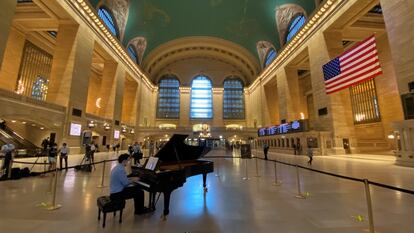 Un músico toca el piano este martes en la Grand Central Station de Nueva York (EE UU). La icónica estación neoyorquina ha celebrado la vuelta a la normalidad de la Gran Manzana con un concierto de piano en su enorme vestíbulo, con el que estudiantes de la prestigiosa escuela de música Juliard dieron la bienvenida a los transeúntes durante todo el día.