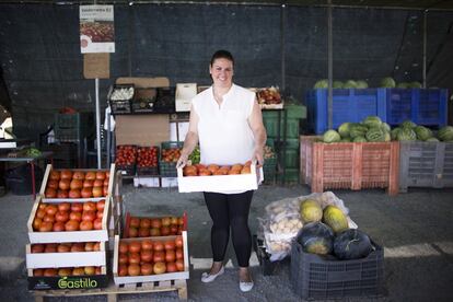 María José Olmo, 38 años. Lleva siete años trabajando en un puesto ambulante de fruta y verduras en la carretera N-IV en Los Palacios (Sevilla). Trabaja de lunes a domingo, entre mayo y septiembre. Dice tener a las chicharras como compañeras de trabajo.