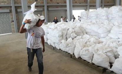 Autoridades organizam a ajuda humanitária em um centro de distribuição em Cúcuta, na Colômbia