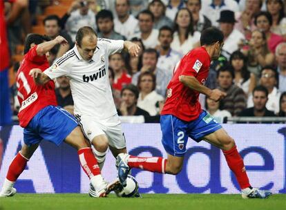 Del Pino mete la pierna para intentar quitarle el balón a Robben.