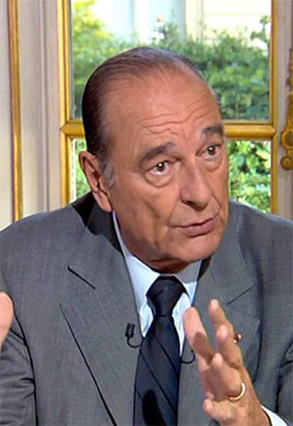 El presidente francés, Jacques Chirac, durante el discurso televisado de anoche.