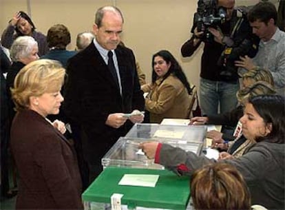 El candidato del PSOE a la Presidencia de la Junta, Manuel Chaves, ha confiado hoy en que la jornada electoral sea "un
gran día de libertad, democracia y solidaridad" con las víctimas del atentado de Madrid, pero también "un gran día de reclamación de la verdad", tras ejercer su derecho al voto en un colegio electoral próximo a su domicilio en Sevilla.