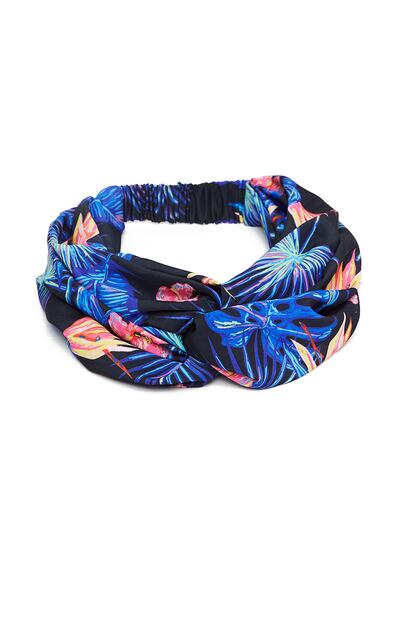 Este verano el estampado tropical no solo se queda en las camisas hawaianas. Pull and Bear incluye el print en esta cinta elástica (5,99 euros).
