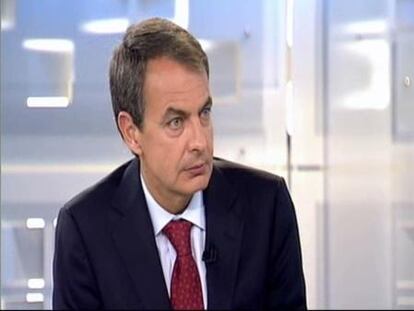 Zapatero afirma que los funcionarios no recuperarán el 5% de su salario como mínimo en dos o tres años