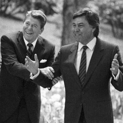 Reagan coge del brazo a González en La Moncloa en mayo de 1985.