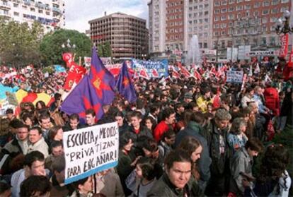 Una imagen de la concentración que tuvo lugar ayer en la plaza de España de Madrid contra la Ley de Calidad.