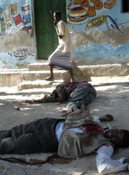 Los cadavéres de dos insurgentes yacen en una calle de Mogadiscio.