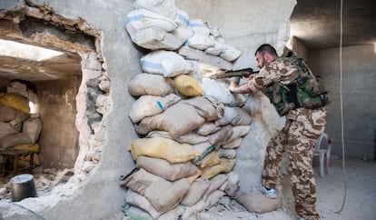 Un sargento del Ej&eacute;rcito sirio se mantiene apostado en un edificio del barrio de Karmel el Jebel, en Alepo