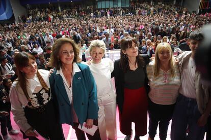 Desde la izquierda, Jen Herranz (comunicadora especializada en tecnología), Carla Antonelli, Yolanda Díaz, Teresa Fuentes (sindicalista), Maite Navarro (propietaria de un ultramarinos) y Helio Roque (creador de contenidos).