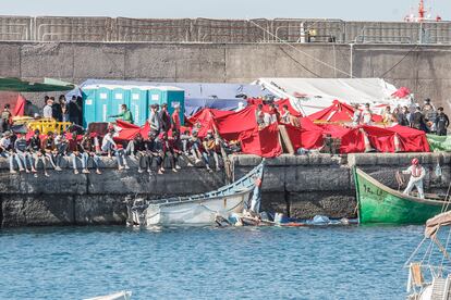 Varios inmigrantes en el muelle de Arguineguín, en Gran Canaria, el 18 de noviembre de 2020.